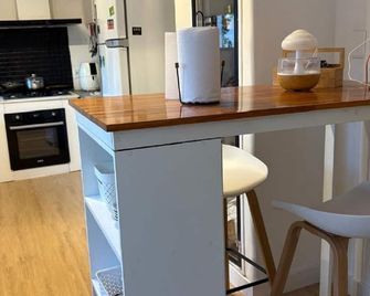 Apartment in Carrasco Sur, Montevideo Renovated | Dorm | A/C + Fiber - Montevideo - Cocina