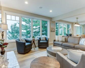 Traverse City Lakemore Resort Side by Side Luxury Lakefront Homes on Arbutus Lk - Traverse City - Living room