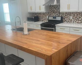 Modern home in Lancaster - Lancaster - Kitchen