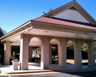 Clarion Inn Southern Pines - Pinehurst - Southern Pines - Building