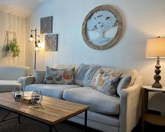 Moose Creek Lodge & Suites - Cody - Living room