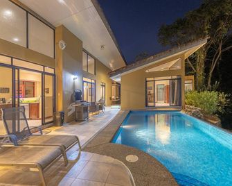 Casa Colina · Amazing House Surrounded by Nature - Esterillos - Piscina