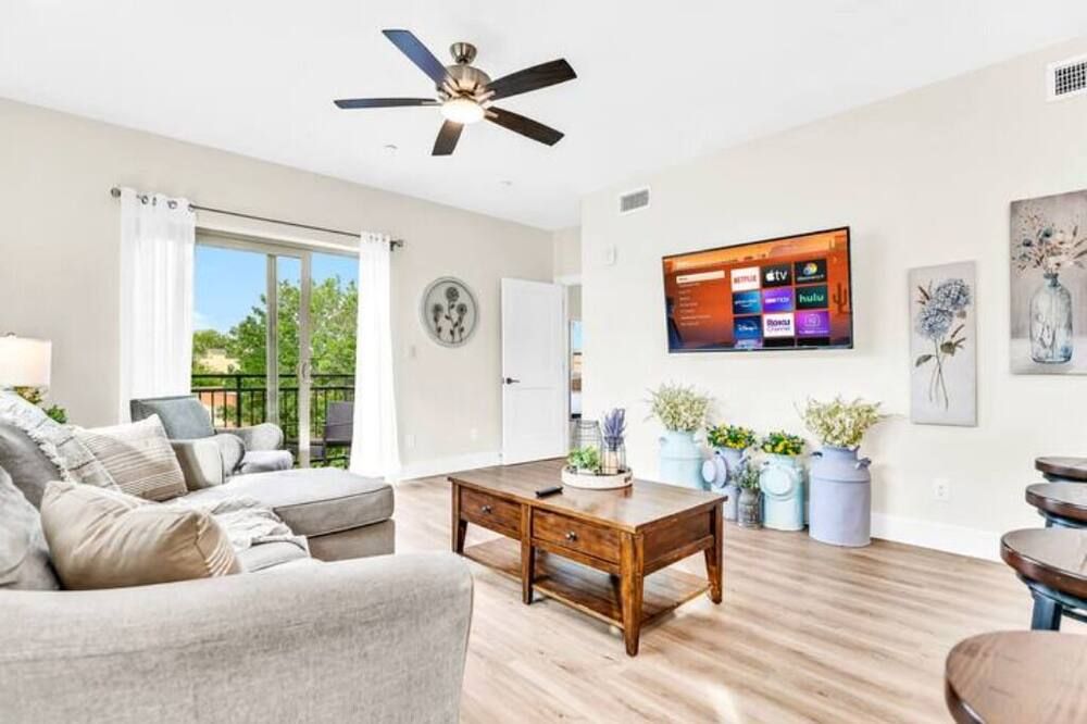 The Rustic Roost King Bed Minutes to DT - دالاس - غرفة معيشة