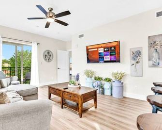 The Rustic Roost King Bed Minutes to DT - Dallas - Living room