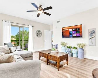 The Rustic Roost King Bed Minutes to DT - دالاس - غرفة معيشة