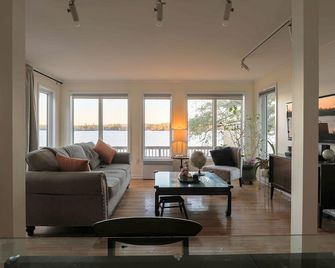 Dog Friendly 3 bedroom Lake House. Fenced Yard - Windsor - Living room