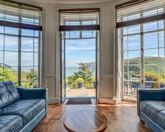 Bayview Tower - Lynton - Living room