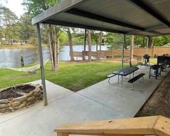Peaceful Waterfront Retreat – Fish, Grill & Relax! - Many - Innenhof