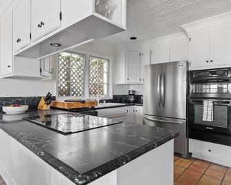 Oceanfront Home Walk to Balboa Pier Scenic Views Balboa Peninsula Point by AvantStay - Newport Beach - Kitchen