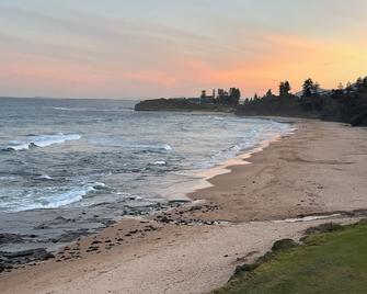 Contemporary beach house in Coledale. Ocean & Escarpment views. Pet friendly. - Wollongong