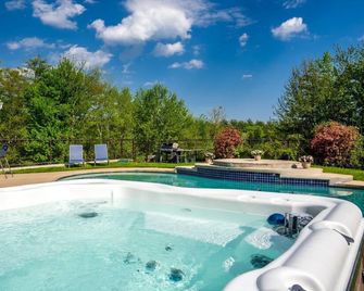 Maine Pondfront Home Sleeps 22 - Pool & Hot Tub - Sanford - Pool