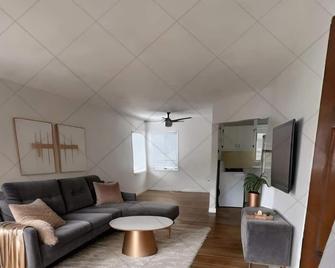Charming detached bungalow with WiFi and AC in serene San Juan Capistrano - San Juan Capistrano - Sala