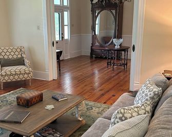 Magnolia House - Marion - Living room