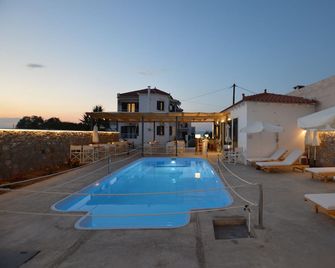 Koukounari Agistri - Skala - Piscina