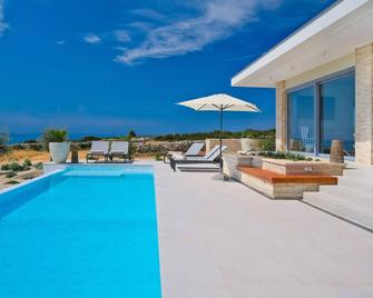 Lovely home in Novalja with WiFi - Novalja - Piscine