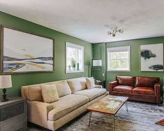 Tucked Inn: Lower Unit - Nellysford - Living room