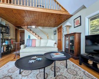 Seashells on the Seashore Cottage - Hancock - Living room