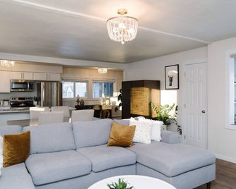 Beautifully updated 2-bed, 1-bath home in downtown Cody. Sleeps 5! - Cody - Living room