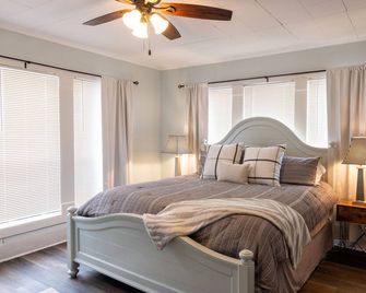 Close to downtown and walking distance to Hospitals - Tyler - Bedroom
