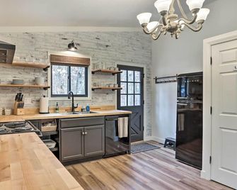 Pet & Family Friendly Cottage Near the Lake! - Osage Beach - Kitchen
