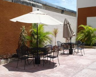 هوستل فياتجر إن - كامبيتشي - شرفة مرصوفة