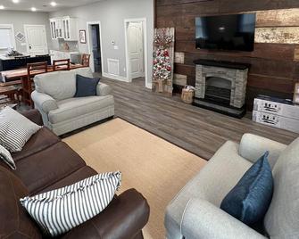 Historic Home with Remodeled Interior Just 3 Blocks from Heart of Downtown - Natchitoches - Living room