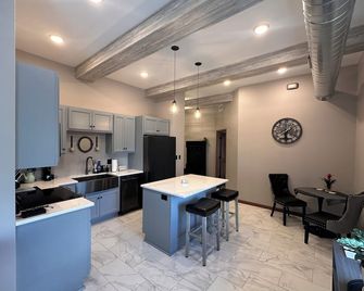 New Downtown loft - Walk to shops, restaurants, pubs, riverfront trail - Muscatine