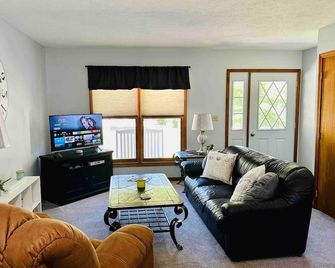 Cozy home in the heart of Hocking Hills with Hot Tub - Logan - Вітальня