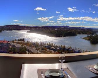 Modern spacious 1BDR, wifi, EV charging & parking, close to shops - Belconnen - Balcony