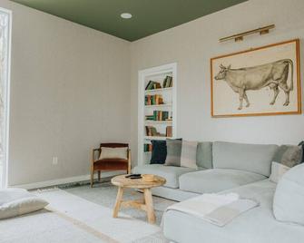 Modern Converted Barn with Hot Tub! - هايد بارك - غرفة معيشة