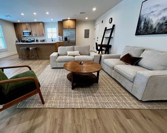 Luxury New 1BR 950 sq ft apartment. Sleeps 4. Stocked Kitchen, 2 Tvs, Parking. - Montgomery - Wohnzimmer