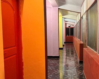 Lost Paradise A Social Hostel - Anjuna - Pasillo