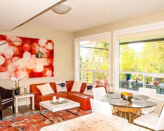 Where the eagles fly - Agassiz - Living room