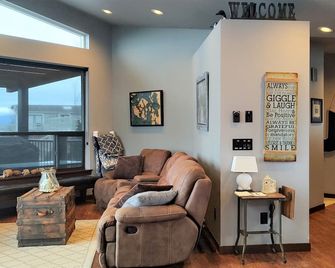 Cozy Home with views of the San Juan's, Mt Baker, Salish Sea & Lummi Island - Ferndale - Huiskamer
