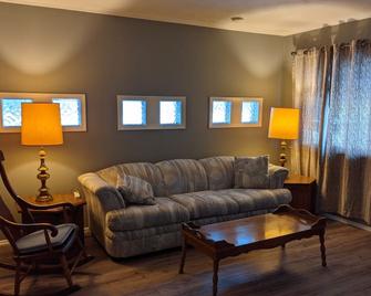 Jack's Joint's Bungalow in Downtown Monroe - Monroe - Living room