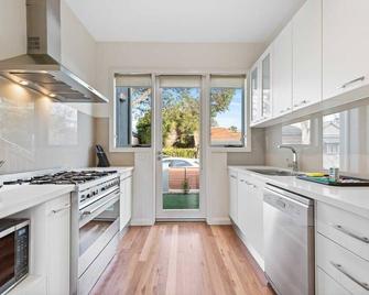 Chic 2-Bed Home By Bustling Shops - Yarraville - Cozinha