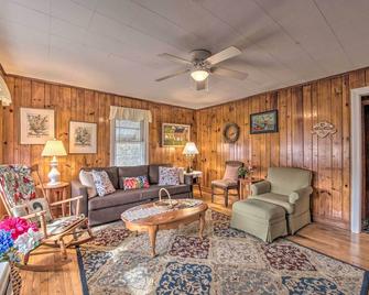 Quaint and Scenic Country Cottage, 3 Mi to New River - Independence - Living room
