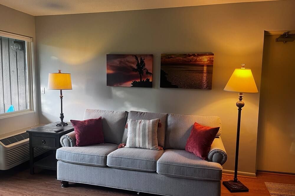 Newly Updated! Golf, gaming & getaways! Comfy budget-friendly condo.