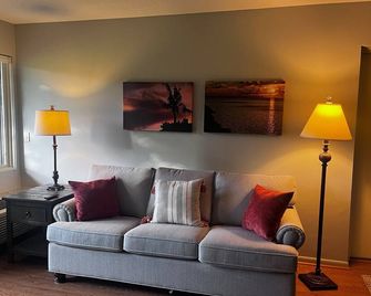 Newly Updated! Golf, gaming & getaways! Comfy budget-friendly condo. - Acme - Living room