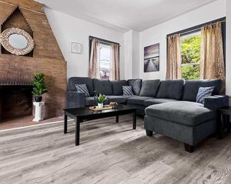 Large 8br 3ba Minutes From Niagara Falls - Chutes du Niagara - Salon