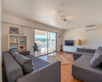 Apt With Pool 10 Min From The Beach - Sainte-Maxime - Living room