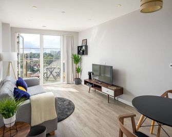 Stunning apartment, close to East Croydon station - Croydon - Living room