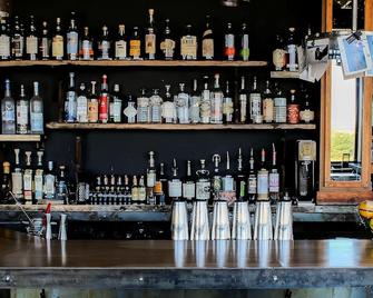 Steps from World Kite Museum! Two Modern Units, Swimming Pool, Free Parking! - Long Beach - Bar