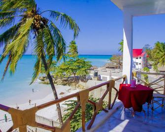Room Nasoro at the Beach for 2-3 Guests - Nungwi - Balcón