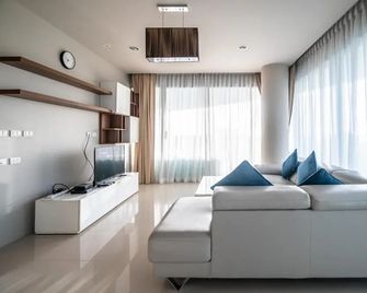 Spacious Apartment With Jacuzzi and Ocean View - Karon - Sala de estar