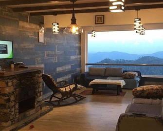 Veenu's Cottage-Views Heater Bonfire Barbeque Wifi Mussoorie - Mussoorie - Living room