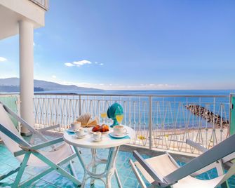 Alimuri Bay Resort - Meta - Balkon