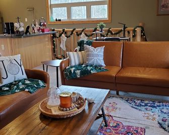 Big Lake Cabin With Hot Tub/ Kayaks/ Ping Pong/ Hbo - Gaylord - Living room