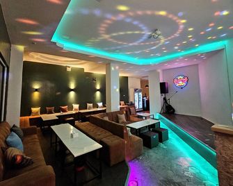 The Base Inn Pattaya - פאטאיה - טרקלין