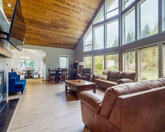 Moonlight House - Granite Falls - Living room